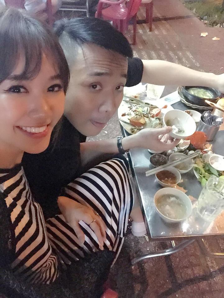 Hình ảnh được Hari Won chia sẻ trên trang cá nhân cách đây ít phút. Nữ ca sĩ Anh cứ đi đi viết: “Chủ quán mời canh khổ qua cá thác lác. Hy vọng nỗi khổ cũng sẽ qua”. Nói về hôn lễ, Trấn Thành tâm sự anh là người không tin vào hôn nhân nhưng giờ đây anh muốn có một mái ấm gia đình cùng Hari Won. Ảnh: FB. 