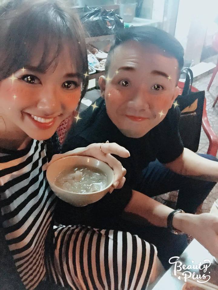 Cùng thời điểm này, Trấn Thành cũng trải lòng những dòng tâm sự của mình về tình yêu với vợ sắp cưới Hari Won. Nam danh hài đã làm thơ ngôn tình chia sẻ những suy nghĩ rất thật về chuyện tình giữa hai người trước sóng gió dư luận và xin được gọi Hari Won là 'mình ơi'.