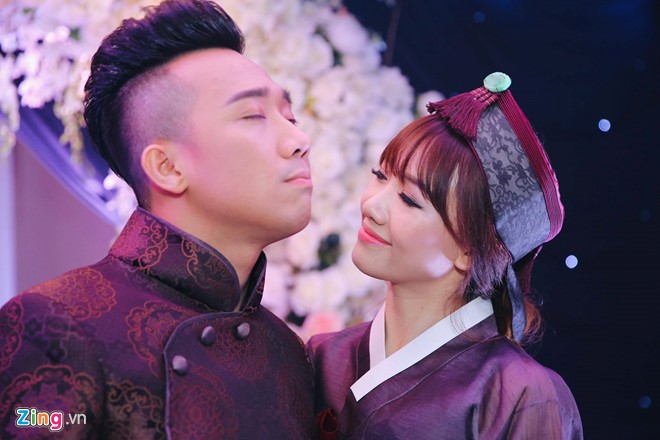 Trấn Thành, Hari nhảy sung cùng Hoài Linh và dàn sao Việt hình ảnh 2 Giây phút xúc động của cô dâu, chú rể khi nhìn lại một năm bên nhau đầy sóng gió. Cả hai ôm nhau tình cảm và không ngăn được giọt nước mắt tuôn trào.