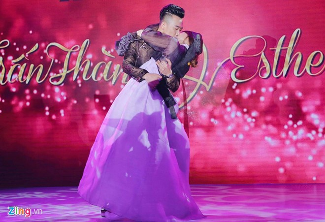 Trấn Thành, Hari nhảy sung cùng Hoài Linh và dàn sao Việt hình ảnh 4 Vợ chồng Trấn Thành hôn nhau say đắm trên sân khấu sau yêu cầu của danh hài Vân Sơn. Diễn viên hài sinh năm 1987 thừa nhận Hari là người đem tới cho anh cảm xúc và mong muốn được xây dựng gia đình - điều mà trước đó anh chưa từng nghĩ tới.