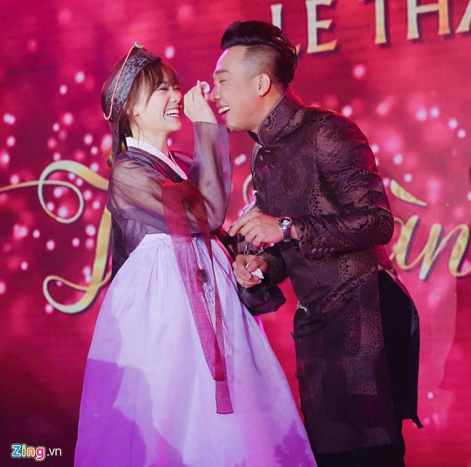Trấn Thành, Hari nhảy sung cùng Hoài Linh và dàn sao Việt hình ảnh 5 Nụ cười hòa lẫn giọt nước mắt của Trấn Thành và Hari Won trong ngày đại hỷ. Phát biểu trong lễ thành hôn, nam danh hài khẳng định: