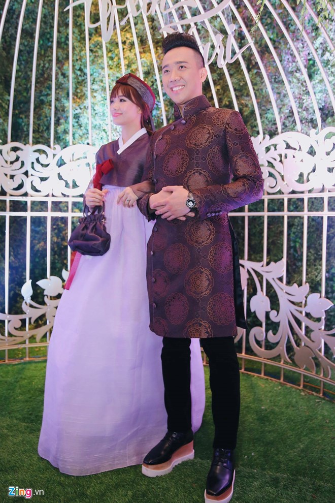 Trấn Thành, Hari nhảy sung cùng Hoài Linh và dàn sao Việt hình ảnh 9 Chú rể khiến mọi người phải chú ý bởi đôi giày hơn 10 cm. Đôi giày hiệu này có giá hơn 20 triệu đồng, giúp chú rể đẹp đôi hơn khi sánh bước bên cô dâu.