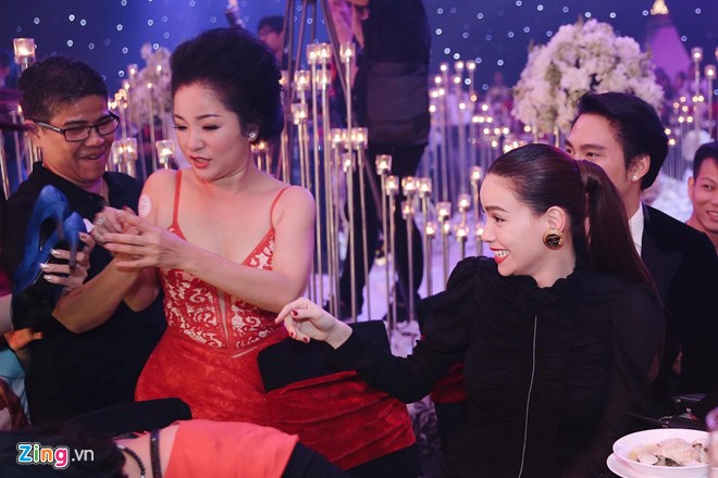 Trấn Thành, Hari nhảy sung cùng Hoài Linh và dàn sao Việt hình ảnh 12 Tham gia một trò chơi trong tiệc cưới, các người đẹp xiêm y lộng lẫy đều phải tháo giày. Thúy Nga và Hồ Ngọc Hà hào hứng với tiết mục này.