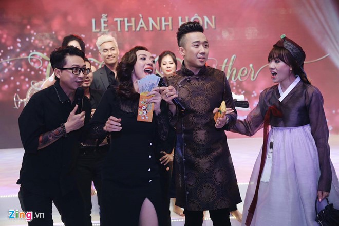 Trấn Thành, Hari nhảy sung cùng Hoài Linh và dàn sao Việt hình ảnh 13 Thu Trang may mắn khi nhận được phong bao lì xì với khá nhiều tiền từ cô dâu, chú rể.