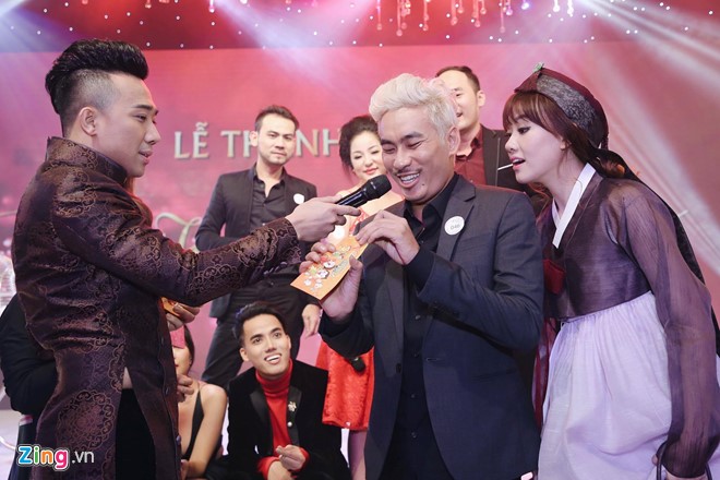 Trấn Thành, Hari nhảy sung cùng Hoài Linh và dàn sao Việt hình ảnh 14 Diễn viên hài Kiều Minh Tuấn khác lạ với mái tóc được nhuộm bạc. Anh cũng hồi hộp khi mở bao lì xì từ Trấn Thành và Hari Won.