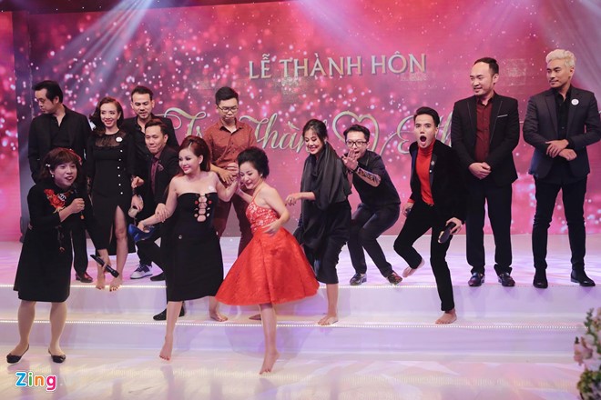 Trấn Thành, Hari nhảy sung cùng Hoài Linh và dàn sao Việt hình ảnh 15 Dàn khách mời đi chân trần tham gia trò chơi trúng thưởng trong ngày vui của cặp diễn viên nổi tiếng.