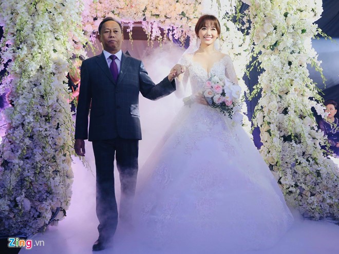 Trấn Thành và Hari Won ôm nhau khóc trong lễ cưới hình ảnh 1 Khoảng 20h, hôn lễ của Trấn Thành và Hari Won chính thức bắt đầu. Khi nhập tiệc, cô dâu Hari Won thay chiếc váy cưới xòa phồng theo phong cách công chúa. Cô được cha ruột dắt tay tiến vào sân khấu để trao cho chú rể Trấn Thành.