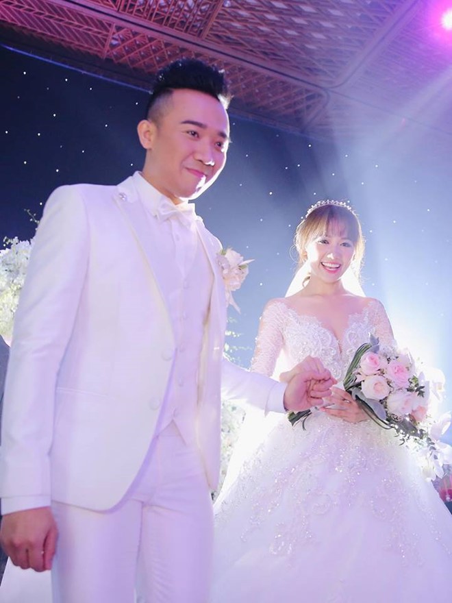 Trấn Thành và Hari Won ôm nhau khóc trong lễ cưới hình ảnh 2 Khoảnh khắc cầm tay Hari Won từ ba vợ, Trấn Thành không giấu được sự xúc động.