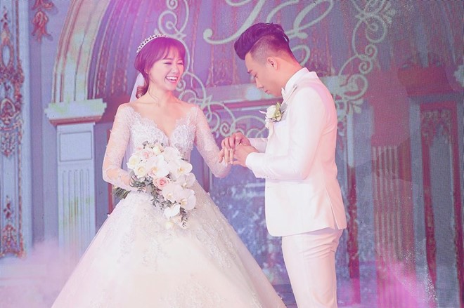 Trấn Thành và Hari Won ôm nhau khóc trong lễ cưới hình ảnh 3 Trân sân khấu trao nhẫn cưới, Trấn Thành hứa sẽ nuôi Hari Won suốt đời.