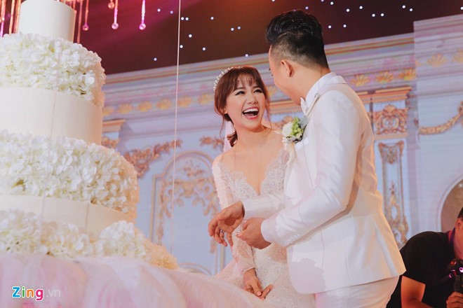 Trấn Thành và Hari Won ôm nhau khóc trong lễ cưới hình ảnh 5 Trấn Thành muốn có không gian cưới gần gũi, ấm cúng bên gia đình và bạn bè thân thiết nên anh tự viết kịch bản cho ngày trọng đại.