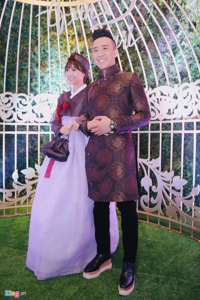 Trấn Thành và Hari Won ôm nhau khóc trong lễ cưới hình ảnh 6 Cặp đôi nổi tiếng thay trang phục thứ ba để tiếp khách. Hari Won mặc trang phục truyền thống Hàn Quốc - Hanbok, còn Trấn Thành diện áo dài cách điệu.