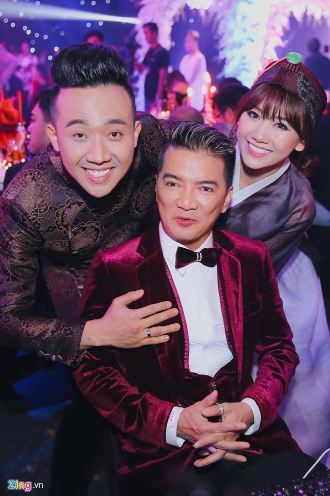 Trấn Thành và Hari Won ôm nhau khóc trong lễ cưới hình ảnh 8 Cặp đôi đến từng bàn tiệc chào hỏi và cảm ơn khách mời. Họ nán lại bàn tiệc của ca sĩ Đàm Vĩnh Hưng để chụp ảnh lưu niệm.