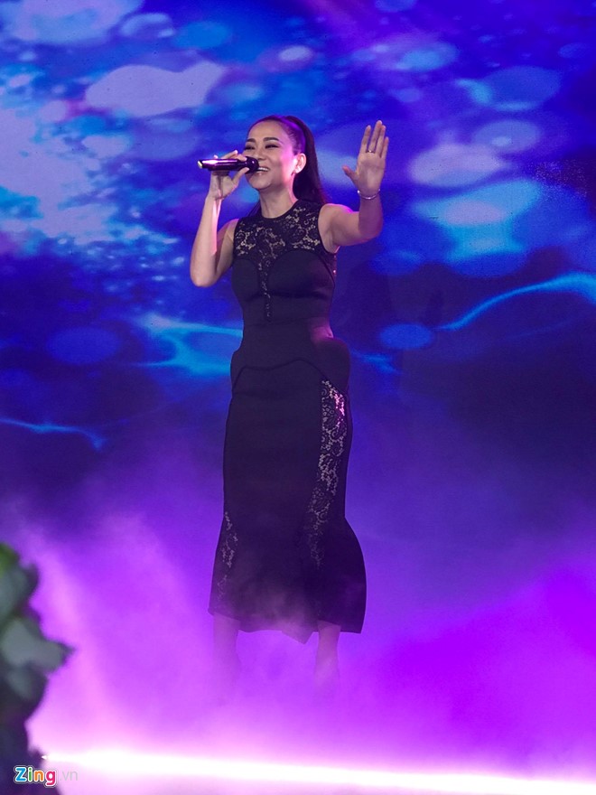 Trấn Thành và Hari Won ôm nhau khóc trong lễ cưới hình ảnh 9 Ca sĩ Thu Minh gửi tặng cô dâu chú rể ca khúc tình yêu bằng giọng hát nội lực.