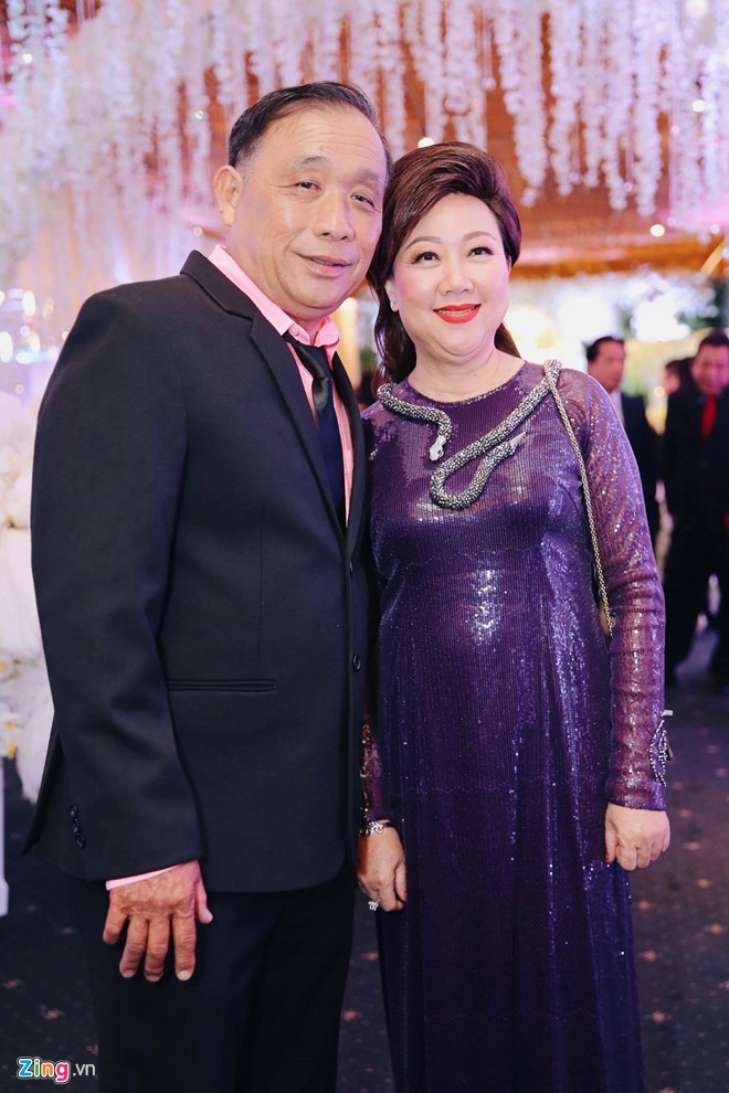 Trấn Thành và Hari Won ôm nhau khóc trong lễ cưới hình ảnh 11 Mẹ Trấn Thành diện áo dài đen kết hợp vòng cổ hình con rắn sang trọng. Bà cười rạng ngời hạnh phúc trong ngày trọng đại của con trai. Nam diễn viên hài từng chia sẻ anh ảnh hưởng nhiều tính cách từ mẹ. Ba mẹ Trấn Thành xuất hiện từ sớm để đón khách giúp con trai. Theo chia sẻ từ nam danh hài, hai ông bà đã ủng hộ anh theo đuổi nghệ thuật cũng như tình yêu với Hari Won. Họ cho biết rất quý Hari Won vì con dâu chân thật và tình cảm.