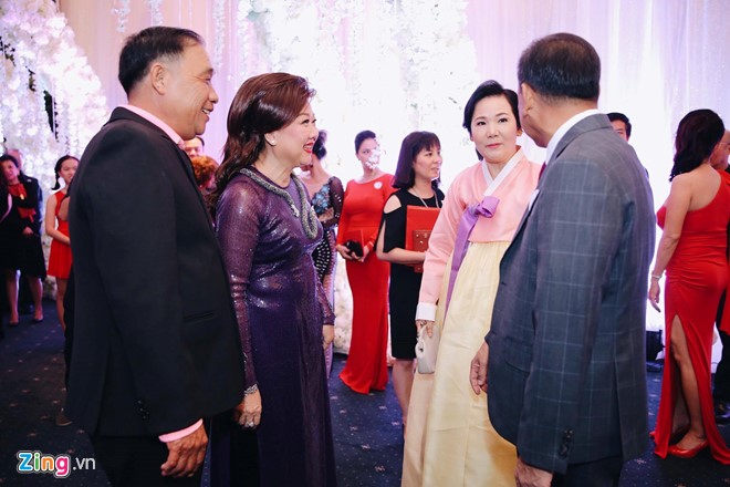 Trấn Thành và Hari Won ôm nhau khóc trong lễ cưới hình ảnh 12 Ba mẹ cô dâu và chú rể tay bắt mặt mừng trong ngày trăm năm của hai con.