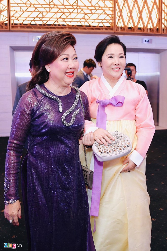 Trấn Thành và Hari Won ôm nhau khóc trong lễ cưới hình ảnh 13 Mẹ Hari Won sang Việt Nam từ đầu năm 2016 để tiện chăm sóc hai em của Hari đang học tại TP.HCM. Giọng ca Anh cứ đi đi cho biết mẹ ủng hộ tình yêu của con gái với Trấn Thành.