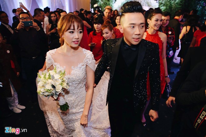 Trấn Thành và Hari Won ôm nhau khóc trong lễ cưới hình ảnh 19 Chiếc đầm đuôi cá dài khiến Hari Won di chuyển khó khăn, cô phải nhờ tới sự trợ giúp của đội phù dâu. Khoảng 19h, Trấn Thành dắt tay vợ ra sảnh tiếp khách.