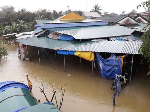 Lũ dâng cao, tràn vào một khu chợ