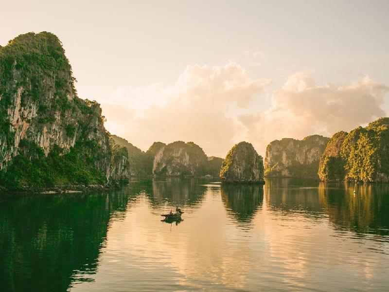 Phòng nghỉ cao cấp giá cả phải chăng, thực phẩm rẻ và nhiều điểm tham quan tuyệt đẹp khiến Việt Nam trở thành điểm đến nổi bật trong khu vực Đông Nam Á năm 2017 cho du khách có ngân sách eo hẹp. Ảnh: CNTraveler.