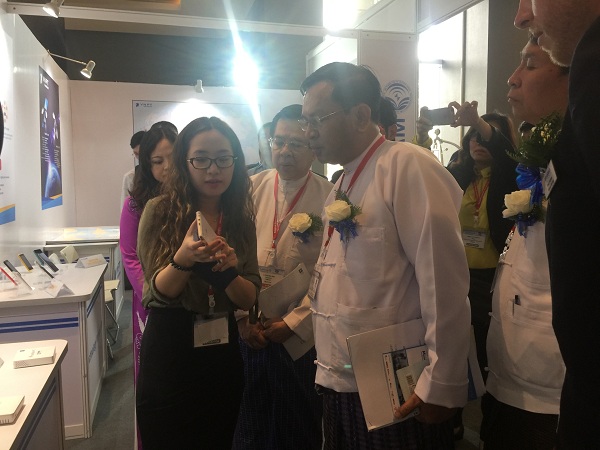 Các dòng smartphone do VNPT tự sản xuất tại nhà máy ở Việt Nam cũng nhận được nhiều sự quan tâm bởi giá thành hợp lý, cấu hình mạnh mẽ, thiết kế đẹp và đặc biệt là hỗ trợ nhiều tính năng, ứng dụng được thiết kế dành riêng cho khách hàng.