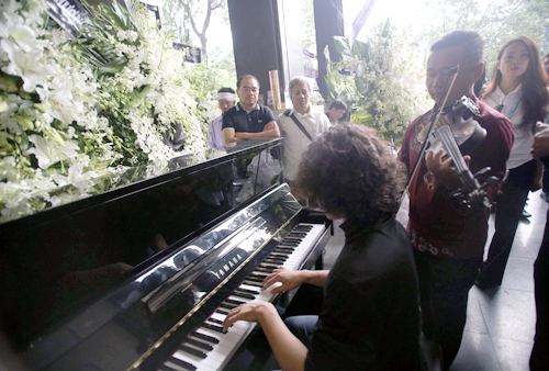 Tại nhà tang lễ có hai nhạc công đàn piano và violin. Họ tấu lên các tác phẩm Thuyền và biển, Come back to Sorrento, Serenade... Khi giai điệu bài hát Chỉ có thuyền mới hiểu, biển mênh mông nhường nào... vang lên, nhiều người rơi nước mắt vì nhớ thương cố nghệ sĩ.