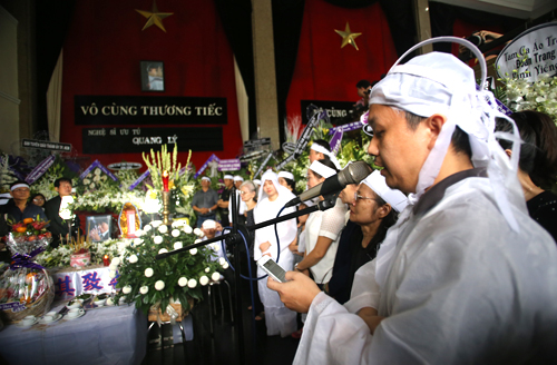 Anh Hữu Duy - con trai cố nghệ sĩ - đại diện gia đình tri ân tình cảm của mọi người dành cho cha. Anh bày tỏ tài sản lớn nhất mà bố mình để lại có lẽ là những lời ca. Ông mất đi nhưng lời ca, tiếng hát và tấm lòng tử tế với mọi người sẽ còn mãi. Trước đó, các con sửa soạn cho cố nghệ sĩ bữa ăn cuối cùng gồm những món chay ông yêu thích và canh rau.