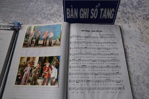 Nghệ sĩ Ưu tú Quang Lý tên thật là Phan Hữu Lý. Ông sinh ngày 1/6/1949 tại Thái Lan. Ông là người con thứ 11 trong gia đình có 12 người con. Năm 1960, ông và gia đình hồi hương, sinh sống tại Hải Phòng.  Năm 1993, ông nhận danh hiệu Nghệ sĩ Ưu tú vì những đóng góp cho làng nhạc Việt Nam. Hơn 40 năm ca hát, cố nghệ sĩ trung thành với phong cách trữ tình. Giọng hát trầm ấm của ông đã đưa nhiều nhạc phẩm như 