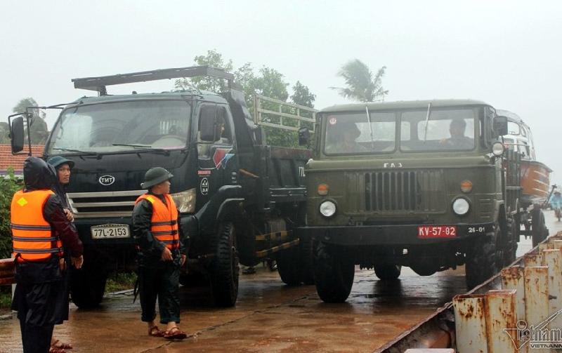 Xe chuyên dụng, ca nô 'tả xung hữu đột' trong lũ dữ