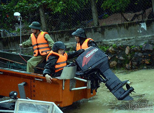Xe chuyên dụng, ca nô 'tả xung hữu đột' trong lũ dữ