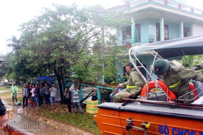 Xe chuyên dụng, ca nô 'tả xung hữu đột' trong lũ dữ