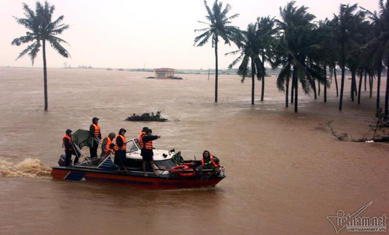 Xe chuyên dụng, ca nô 'tả xung hữu đột' trong lũ dữ