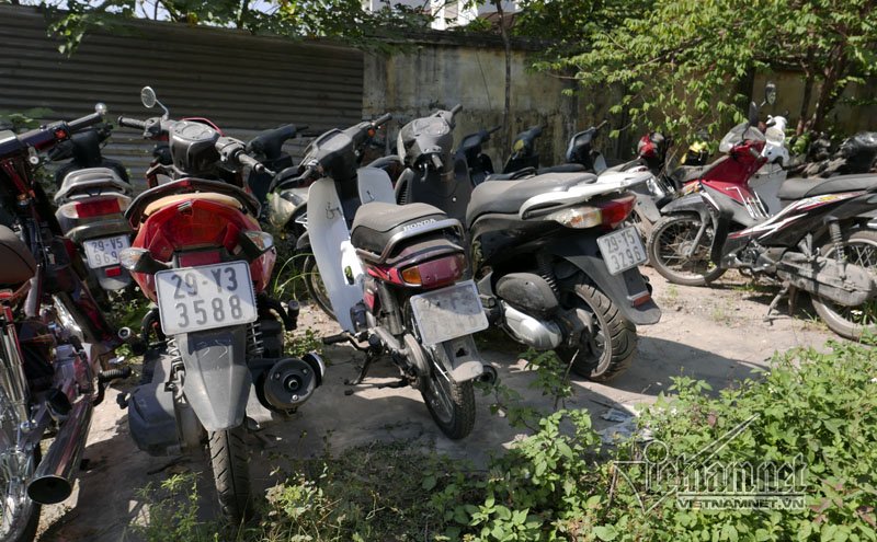 SH, Spacy trùm cỏ, phủ bụi trong bãi xe vi phạm