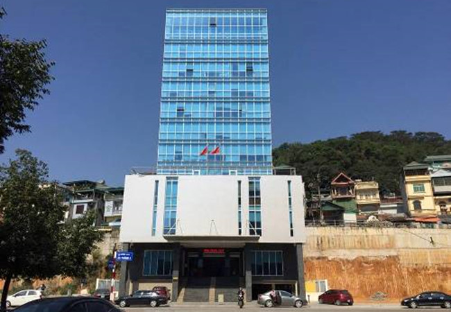 Quảng Ninh: cách chức phó phòng say rượu, gác chân lên làm việc