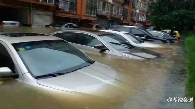 Nhiều tài sản đắt tiền bị chìm trong biển nước