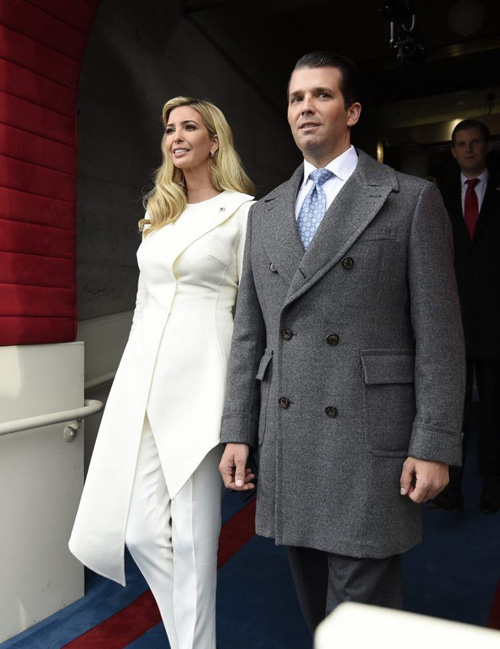 Tiếp đó, cô thay bộ pantsuit như một tuyên ngôn của nữ quyền