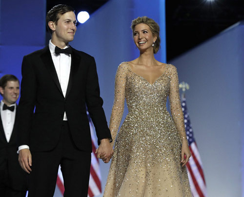 Ivanka chọn chiếc đầm dạ hội Carolina Herrera - là một trong những nhà thiết kế bậc nhất của nước Mỹ - như một cách thể hiện sự tự hào với ngành công nghiệp thời trang nước nhà