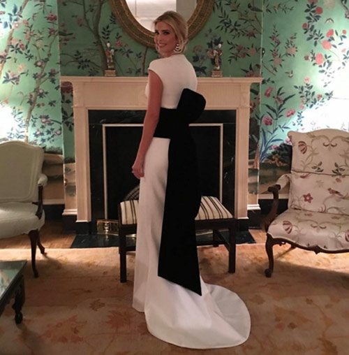 Tại bữa tiệc tối, Ivanka chọn bộ đầm đen trắng thanh lịch sang trọng