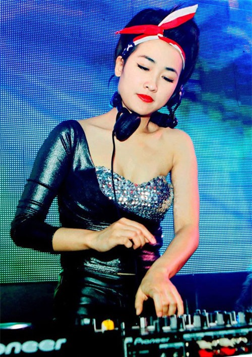 17 ngôi sao tuổi Dậu nổi tiếng nhất showbiz Việt hình ảnh 7 Trang Moon sinh năm 1993, là một DJ có tiếng khi còn rất trẻ. Trải qua không ít khó khăn từ thời kỳ lập nghiệp, đến nay Trang Moon đã gây dựng được một chỗ đứng trong lĩnh vực cần hy sinh không hề nhỏ này.