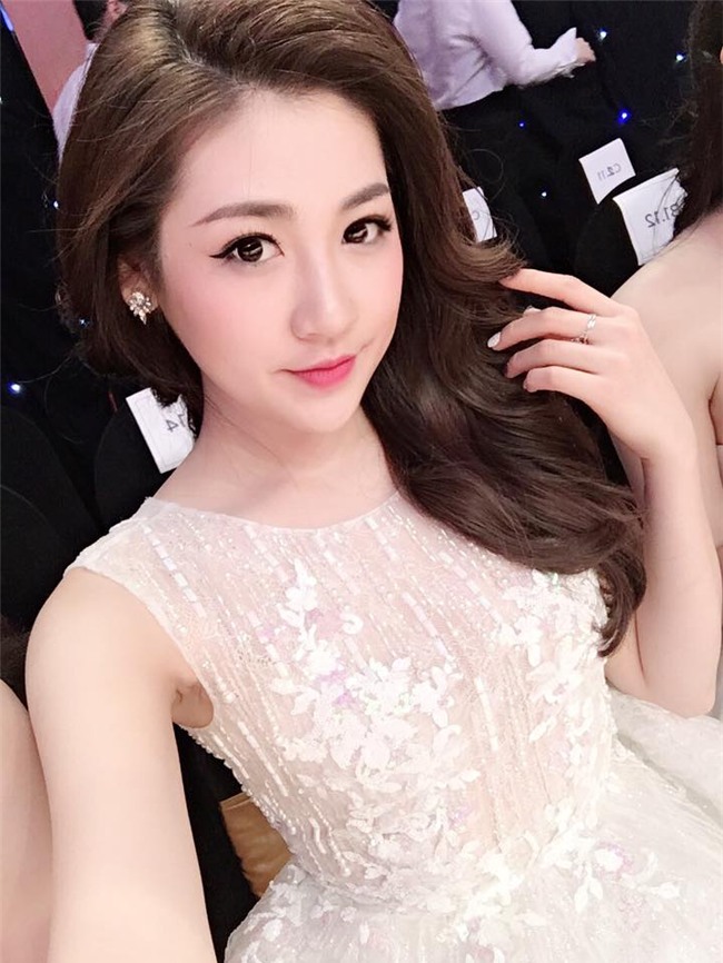17 ngôi sao tuổi Dậu nổi tiếng nhất showbiz Việt hình ảnh 8 Á hậu Tú Anh của cuộc thi Hoa hậu Việt Nam 2012 cũng sinh năm 1993. Người đẹp thường xuyên được mời tham gia nhiều sự kiện tiêu biểu. Qua đó cô cũng thể hiện được phong cách trong sáng, thân thiện của một người bước ra từ cuộc thi Hoa hậu.