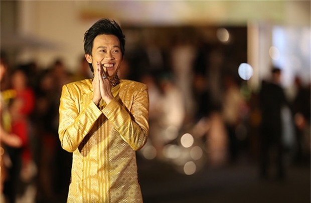 17 ngôi sao tuổi Dậu nổi tiếng nhất showbiz Việt hình ảnh 11 Hoài Linh sinh năm 1969, tuổi Kỷ Dậu. Trong năm qua, anh là gương mặt nghệ sĩ được nhắc tới nhiều trong các game show truyền hình, phim điện ảnh... Đặc biệt, anh đã tích lũy số tiền không nhỏ, ước tính 100 tỷ đồng để xây dựng nhà thờ Tổ nghề. Năm 2017, nghệ sĩ tuổi Dậu này hứa hẹn sẽ mang lại nhiều điều bất ngờ hơn nữa cho người hâm mộ.
