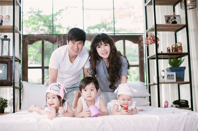 17 ngôi sao tuổi Dậu nổi tiếng nhất showbiz Việt hình ảnh 12 Lý Hải sinh cùng năm với nghệ sĩ Hoài Linh nhưng diện mạo của anh trẻ trung hơn nhiều so với người bạn đồng niên. Vừa là ca sĩ, Lý Hải vừa là nghệ sĩ đóng phim và tham gia sản xuất phim. Anh có một cuộc sống hạnh phúc bên cạnh người vợ xinh đẹp. Năm 2016 vừa qua, anh tiếp tục lên chức bố lần thứ tư trong đời.