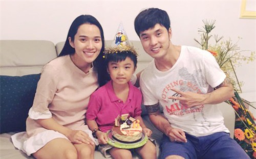 17 ngôi sao tuổi Dậu nổi tiếng nhất showbiz Việt hình ảnh 14 Ưng Hoàng Phúc cũng là sao Việt sinh năm 1981. Từ chỗ là ông vua dòng nhạc thị trường đầu những năm 2000, đến nay Ưng Hoàng Phúc vẫn tiếp tục phát triển sự nghiệp ca hát dù dòng nhạc của anh gặp phải nhiều đối thủ cạnh tranh. Tháng 4.2015, bà xã anh đã sinh thêm một con trai kháu khỉnh.