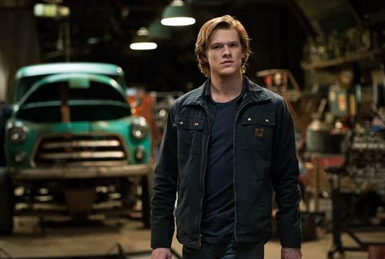 Nam diễn viên Lucas Till đảm nhận vai diễn cậu bạn Tripp với diễn biến nội tâm phức tạp trong Xe Tải Quái Vật.
