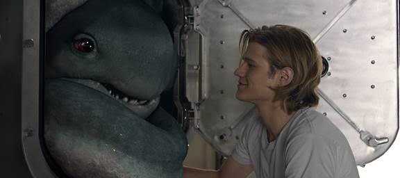 Tripp (Lucas Till) và người bạn quái vật xe tải đặc biệt trong Monster Trucks