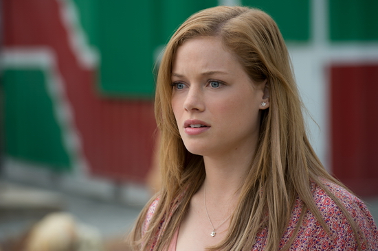 Jane Levy chia sẻ về quá trình quay Xe Tải Quái Vật: “Thật khó khăn khi phải ghi hình trên phông xanh, nhưng lý do không phải như bạn đang nghĩ đâu. Tôi đã phải cố gắng để giữ đầu được thẳng mỗi khi các bạn diễn trong vai các sinh vật đặc biệt đang khoác lên người trang phục màu xanh và lăn lê bò toài trên sàn chiếc xe tải. Tôi đã làm hỏng một số cảnh quay vì không thể nhịn được cười khi chứng kiến những cảnh đó”.