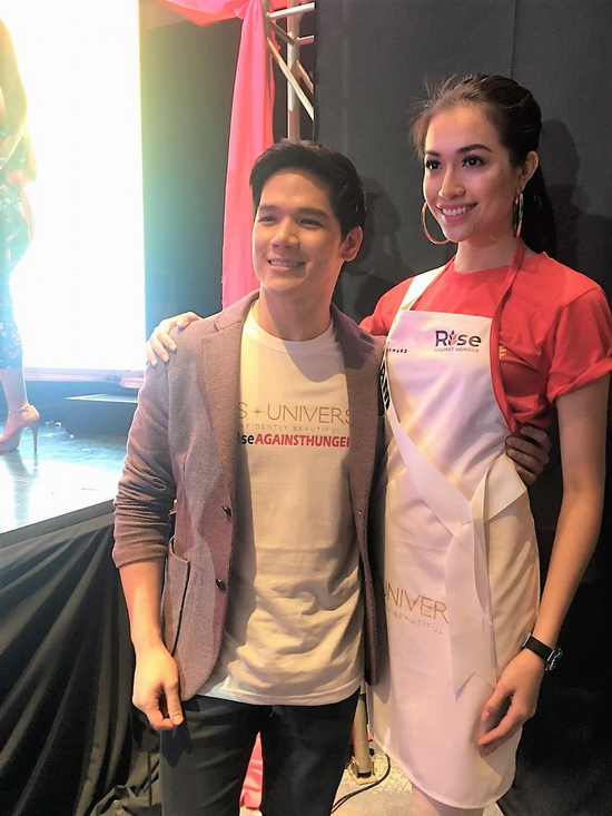 Trong quá trình gói thức ăn, Lệ Hằng còn được ca sĩ nổi tiếng người Philippines - Gerald Padua Santos ngỏ lời chụp ảnh selfie lưu niệm. Vẻ điển trai của
