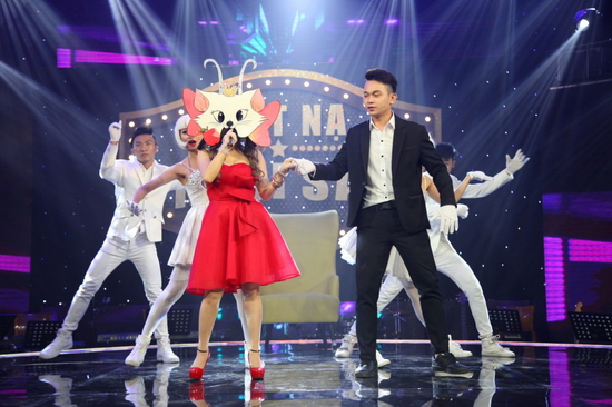 ... Mèo Nhỏ Thích Táo Đỏ với giọng hát đầy nũng nịu nhưng vô cùng điêu luyện qua nhạc phẩm Lời Con Hứa...