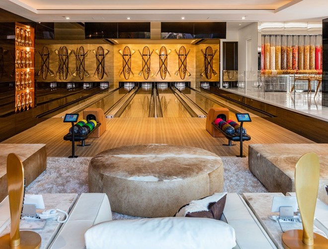 Nếu không có hứng xem phim, chủ nhân căn nhà có thể chuyển sang chơi bowling với sân chơi 4 làn.