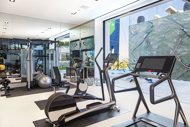Biệt thự còn có riêng một phòng gym để chủ nhà và khách có thể tập luyện mà không phải ra khỏi nhà.