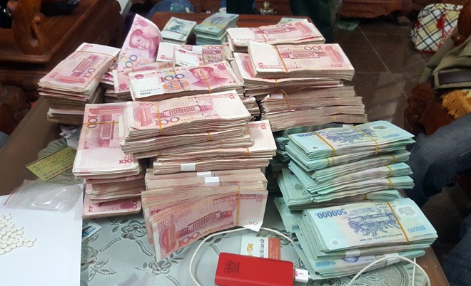 Tiền mặt được cảnh sát thu giữ khi khám xét nhà Tạch. Ảnh: